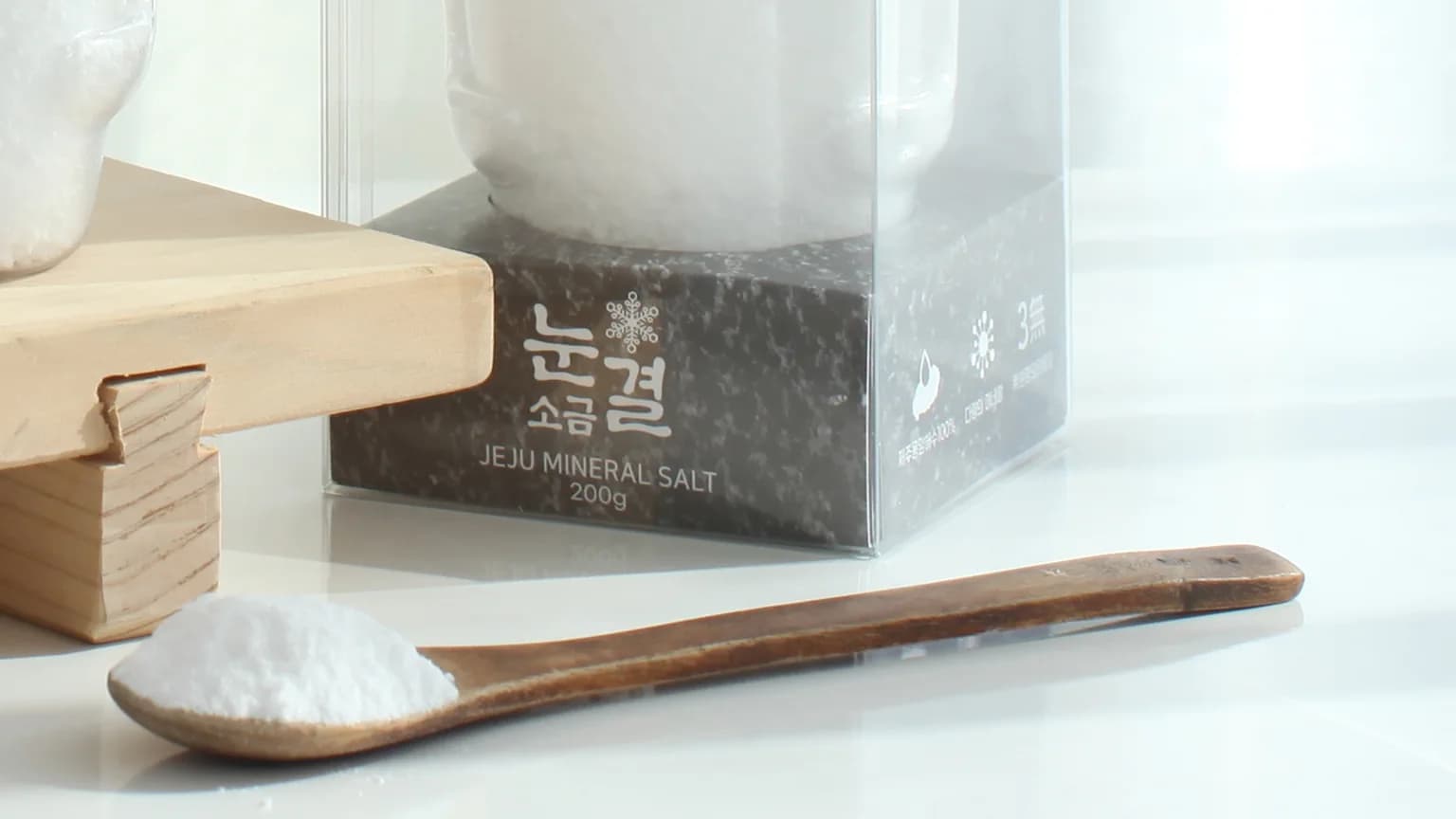 나무 스푼에 소복이 담긴 고운 흰 소금