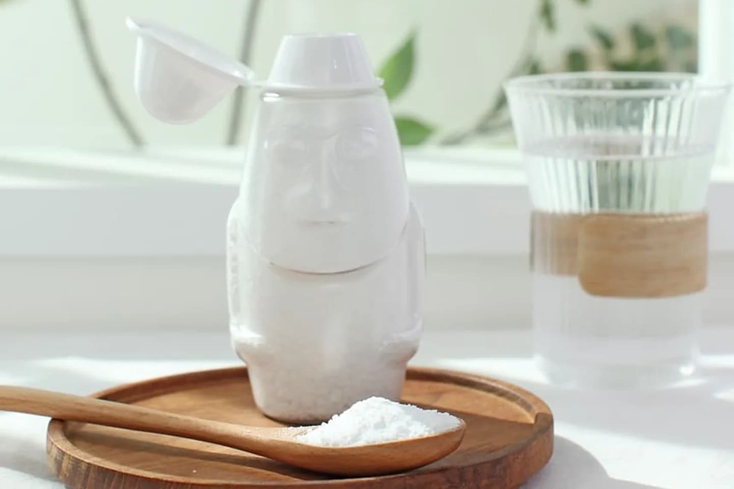 창가에 놓인 유리컵과 소금
