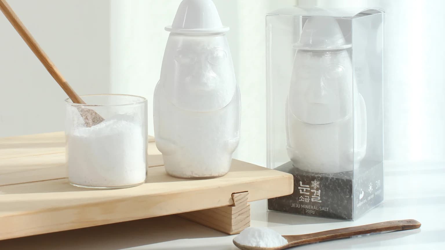 나무 식탁에 차린 제품과 그릇