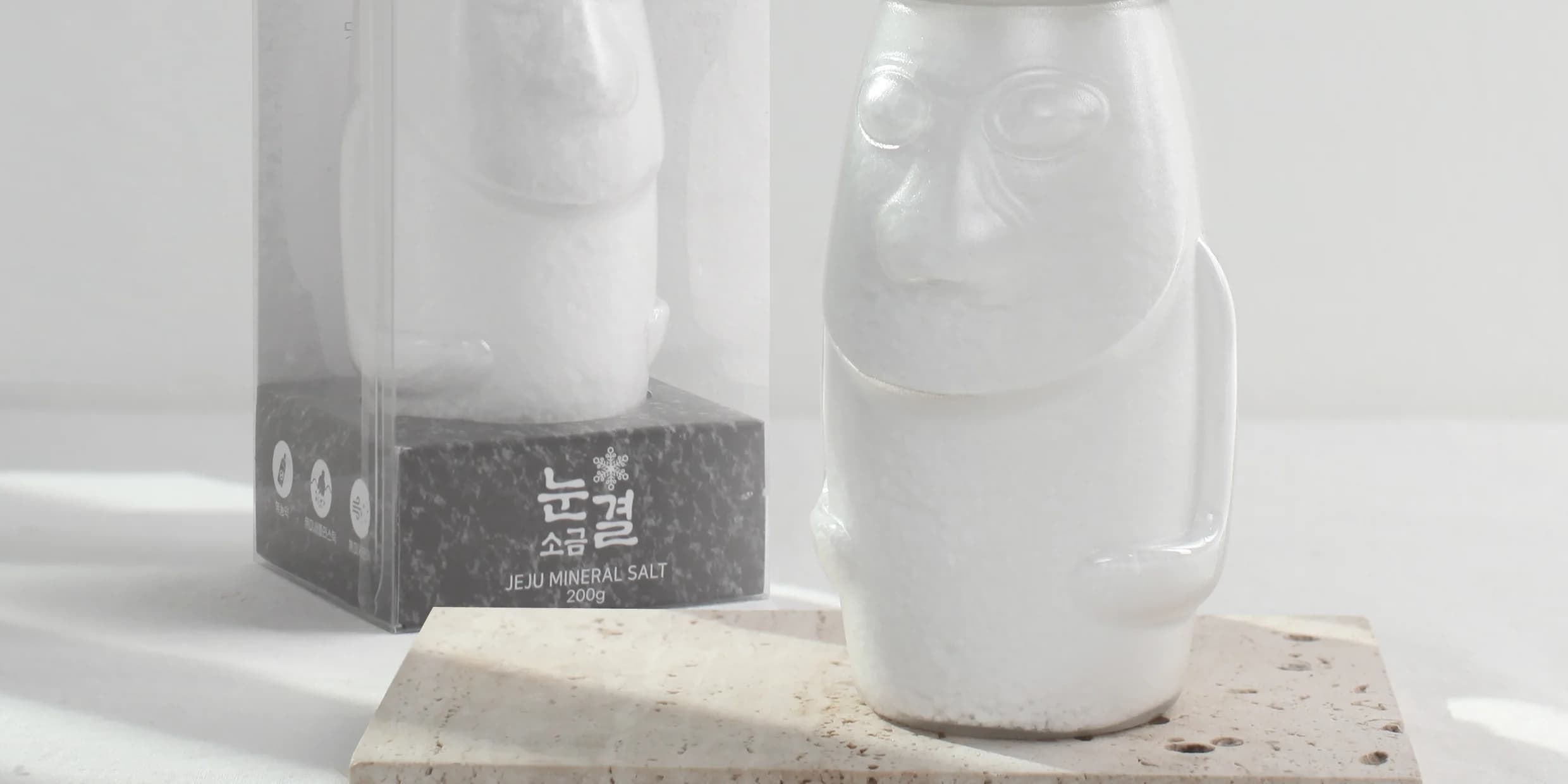 돌하르방 소금통 두 종과 눈결소금 포장 상자