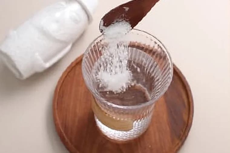 유리컵에 소금물을 붓는 장면