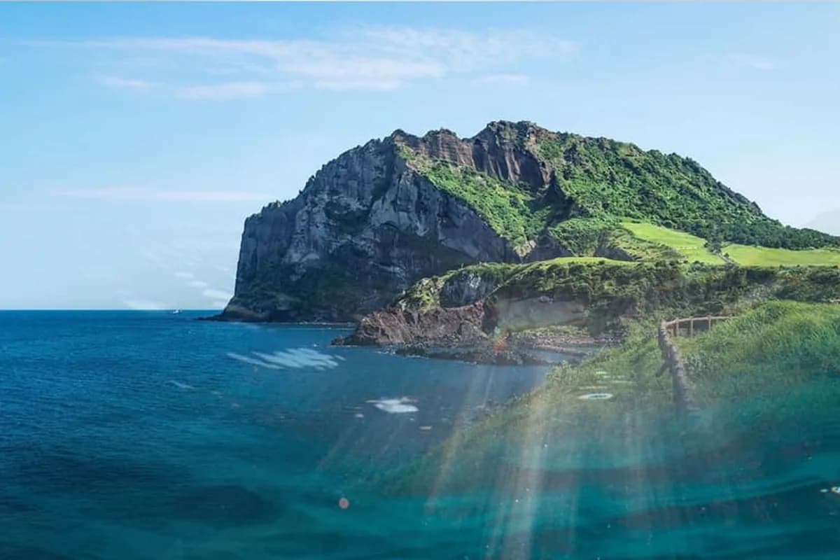 성산일출봉 앞으로 펼쳐진 맑은 제주 바다