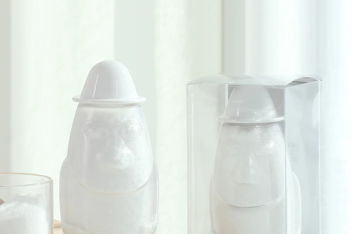 창가에 나란히 놓인 돌하르방 소금통과 눈결소금 상자
