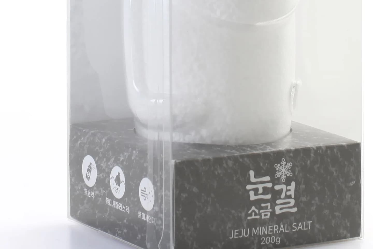 투명 케이스에 담긴 돌하르방 소금통과 검정 라벨