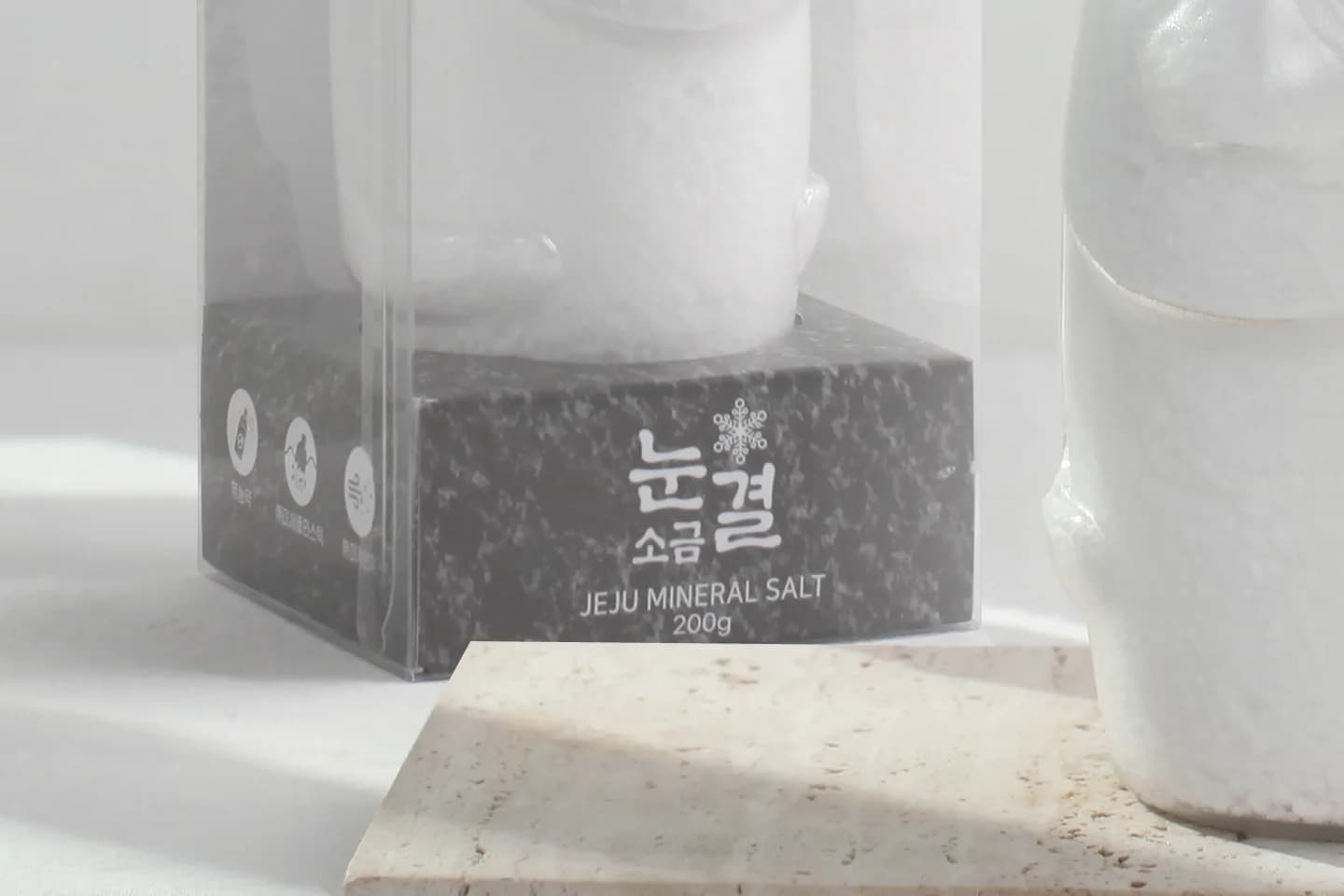 석판 위에 놓인 눈결소금 포장 상자